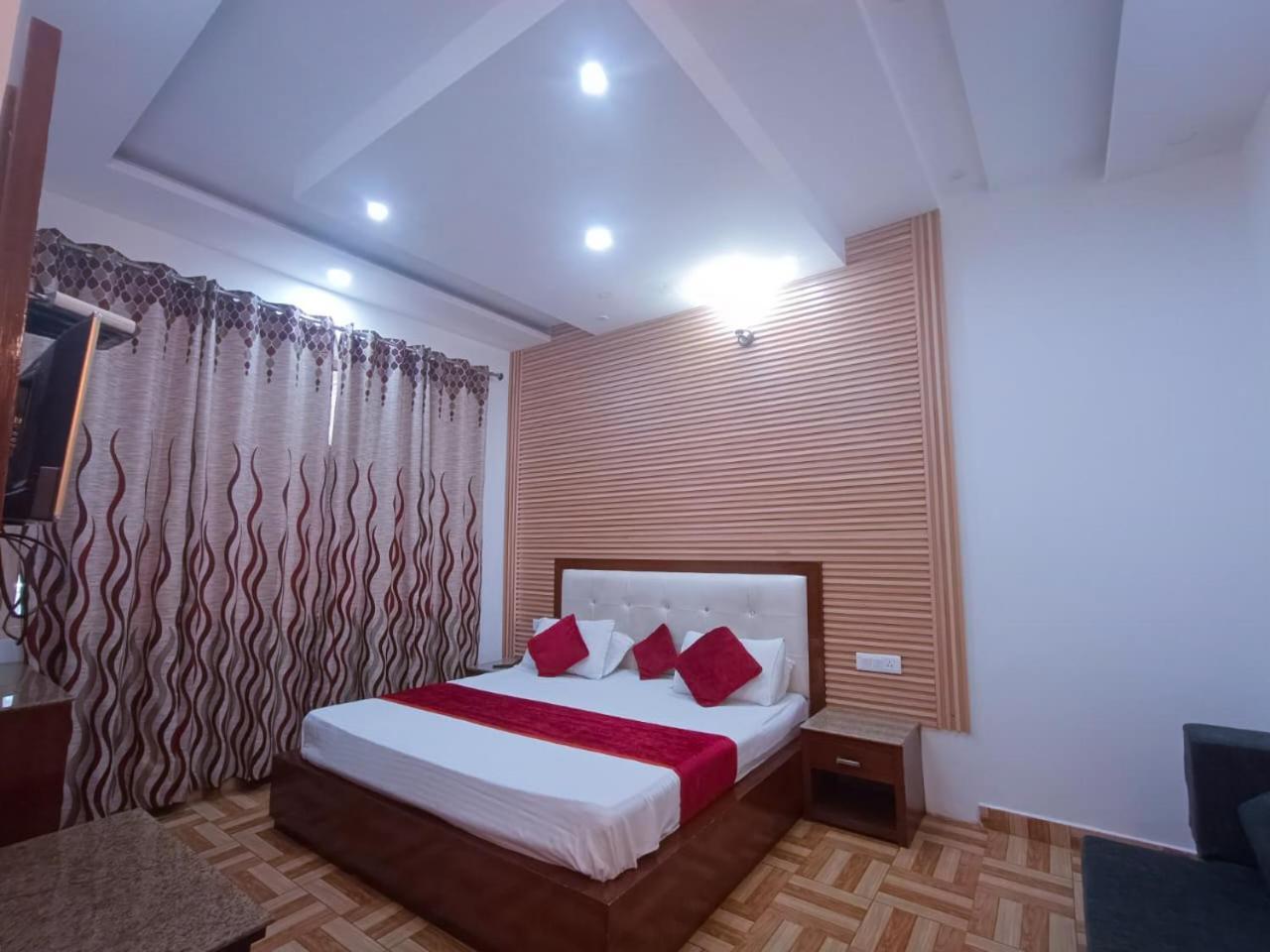 Hotel Snow Ark Inn, دالهوزي المظهر الخارجي الصورة
